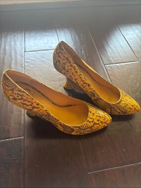 Kelsi Dagger Yellow Snake-Print Sculpted Wedge Pumps